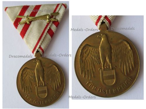 Austria WWI Commemorative Medal with Swords for Combatants by Grienauer