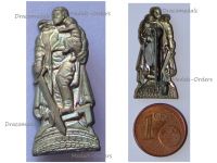 Germany WWI Cap Badge Teutonic Knight Protecting Child