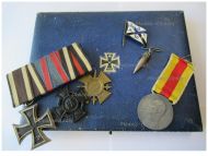 Germany WWI Set of 6 Medals and Badges (Iron Cross Maker M, Oldenburg Friedrich August Merit Cross 2nd Class, Baden Silver Merit Medal, Hindenburg Cross with Swords Marked LNBG, Maritime Cap Badge 1921) in Presentation Case